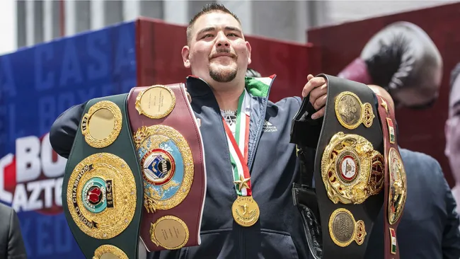  Andy Ruiz posa con los cinturones de AMB, FIB y OMB 