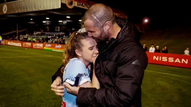 Rhali Dobson se retira del futbol para cuidar a su pareja 