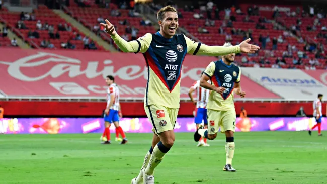 Sebastián Córdova durante un partido con América