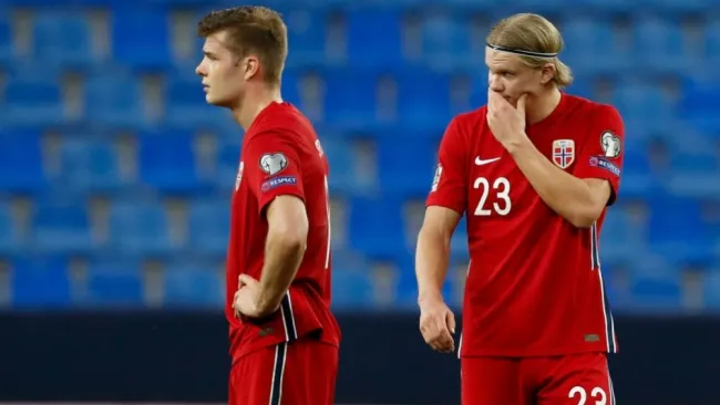 Haaland y Johnsen en el partido entre Noruega y Turquía
