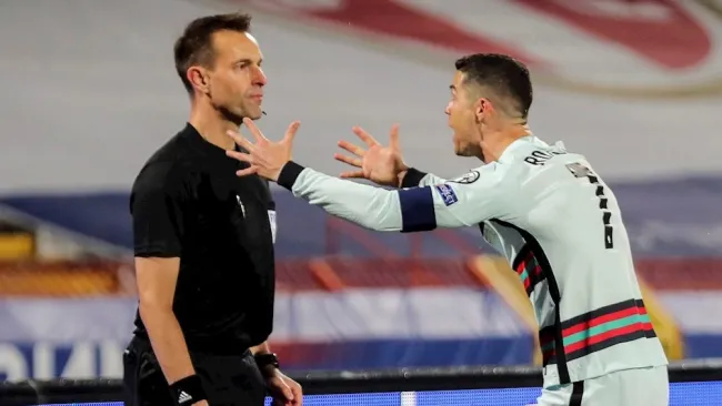 Cristiano Ronaldo le reclama a un juez de línea