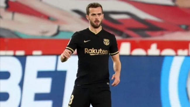 Miralem Pjanic en un partido con el Barcelona