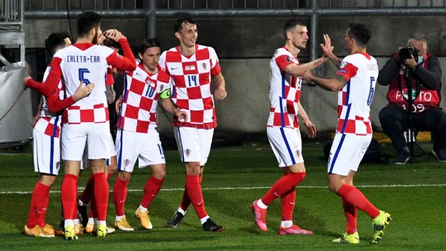 Los croatas celebran gol de Mario Pasalic