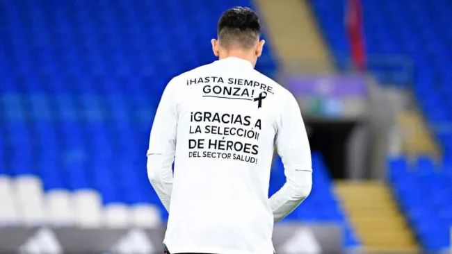 Jugador del Tri con la camisa en homenaje a Gonzalo Saldaña