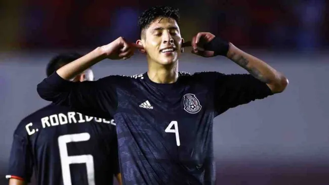 Edson Álvarez en acción con el Tricolor