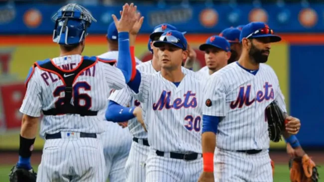 Los jugadores de los Mets festejan una jugada