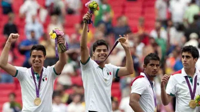 Jugadores de México en festejo tras vencer a Brasil en Londres