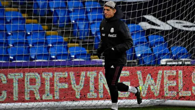 Alan Pulido en entrenamiento con el Tri