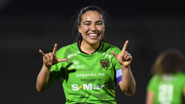 Gabriela Álvarez festejando su golazo contra Querétaro