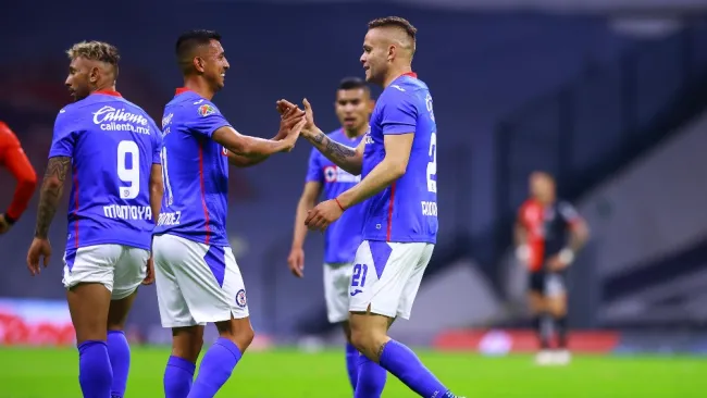 Jugadores de Cruz Azul celebran una anotación