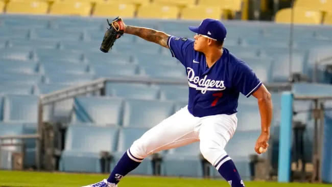 Julio Urías durante un partido con Dodgers