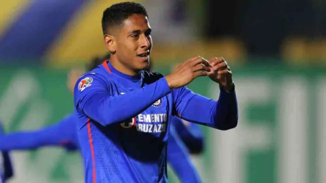 Luis Romo en celebración de gol con Cruz Azul