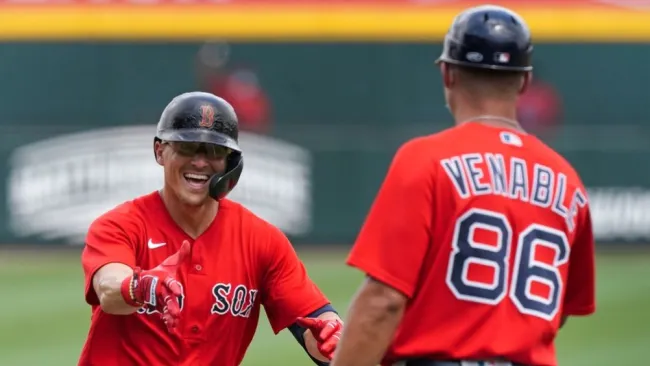 Jugadores de Boston festejando en un juego de pretemporada