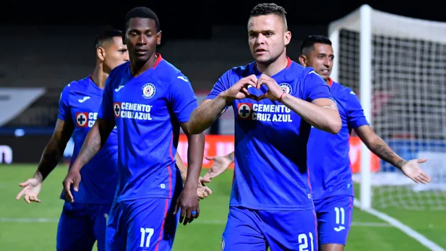 Cabecita Rodríguez festeja un gol con Cruz Azul 