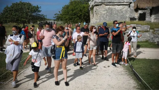 A pesar de la pandemia, los turistas han comenzado a abarrotar destinos