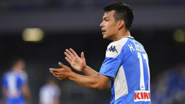 Hirving Lozano en un partido del Napoli