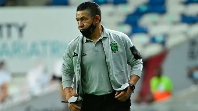 Nacho Ambriz dirigiendo un partido del León