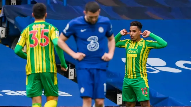 Jugadores del West Bromwich festejan un gol