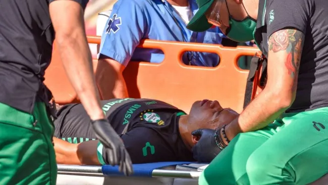 Prieto tuvo que abandonar la cancha con asistencia 