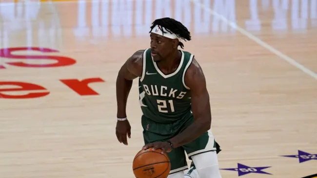 Jrue Holiday en un partido con los Bucks