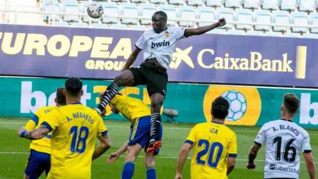 Mouctar Diakhaby en acción ante el Cádiz