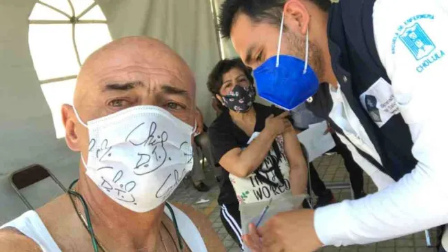 José Luis Sánchez Solá siendo vacunado