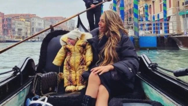 Jacqueline Pinheiro posando en Nápoles