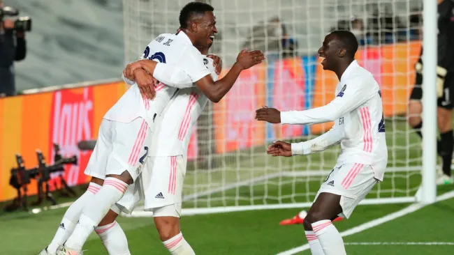 Jugadores del Real Madrid festejan un gol 