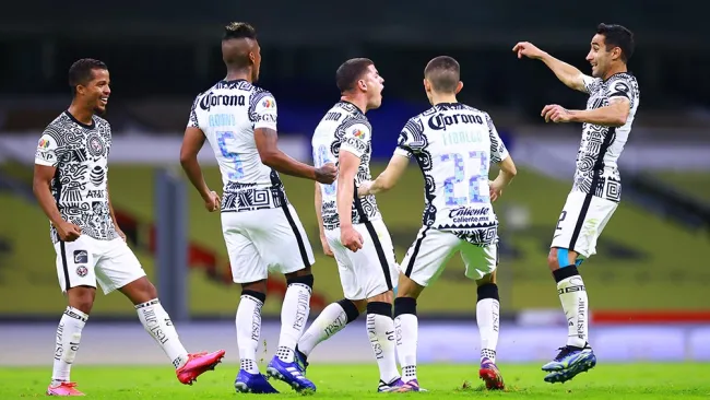 Jugadores de América festejan un gol