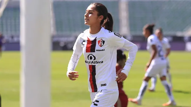 Alison González durante un partido con Atlas