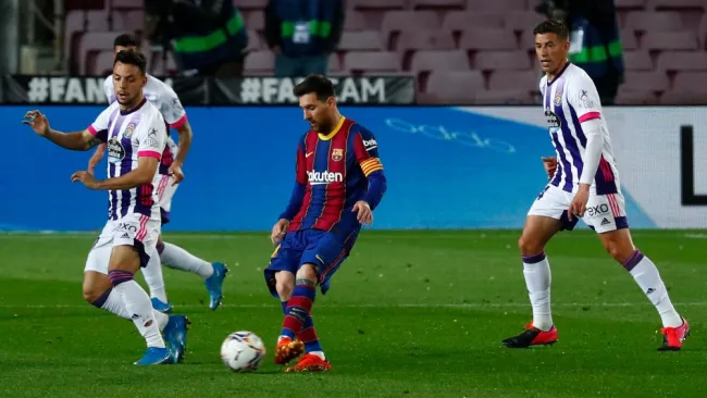 Lionel Messi en acción contra en Valladolid