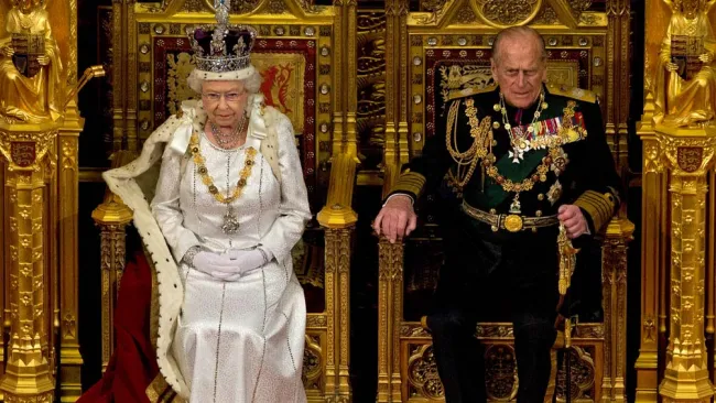 La reina Isabel II y el príncipe Felipe en la Cámara de los Lores en Londres