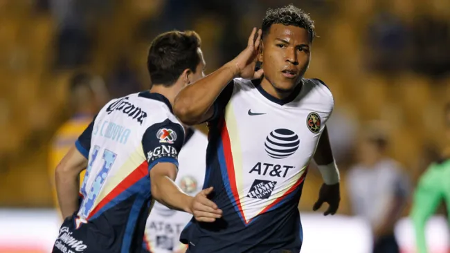 Roger Martínez celebra un gol con América