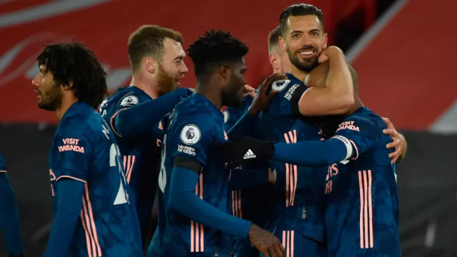 Jugadores del Arsenal festejan el gol de la victoria