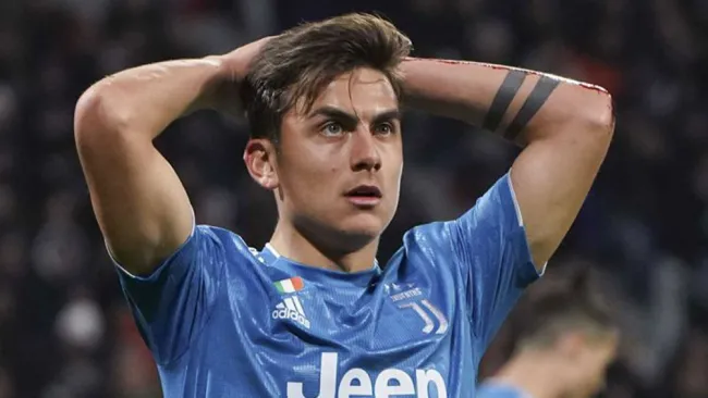 Paulo Dybala se lamenta durante un partido con la Juventus