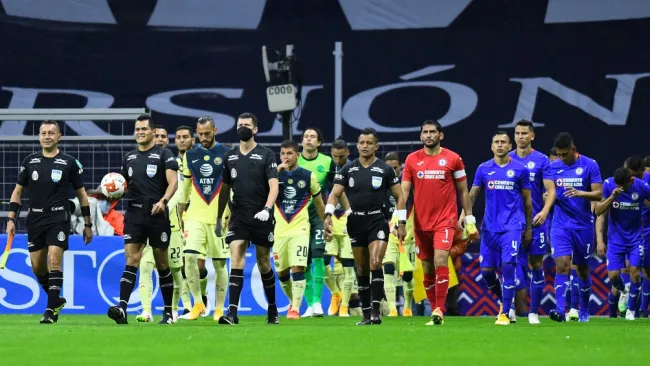 Jugadores de América y Cruz Azul entran al campo en el último Clásico Joven