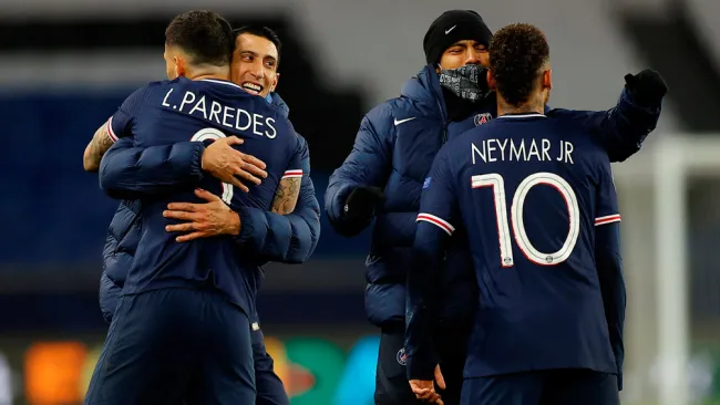 Jugadores del PSG festejan victoria en Champions League