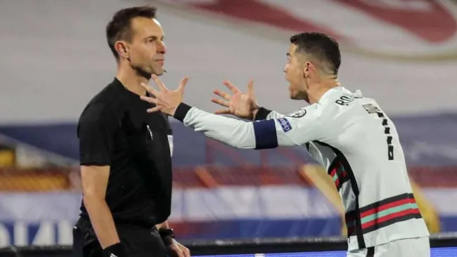 Cristiano y árbitro en partido