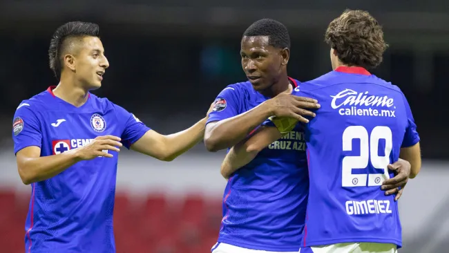 Jugadores de La Máquina festejan una anotación