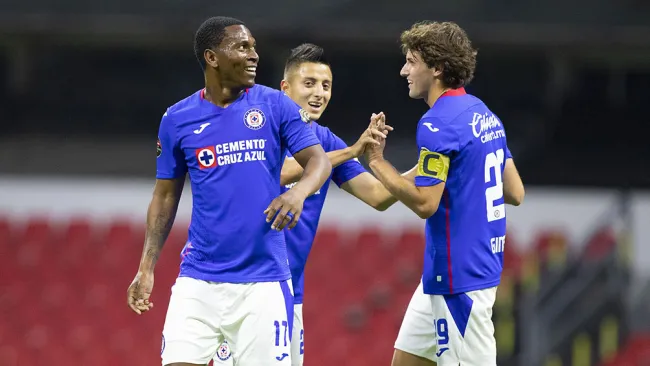 Jugadores de Cruz Azul festejan un gol
