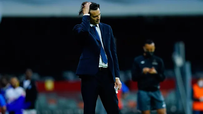 Solari se lamenta en el partido contra Olimpia