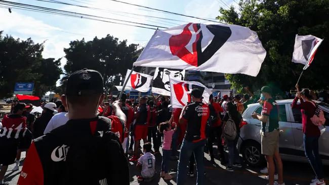 Atlas: Aficionados rojinegros 'invaden' Mazatlán previo al partido