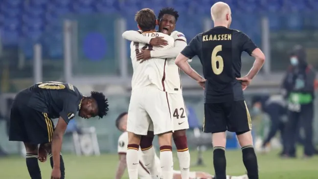 Jugadores de la Roma festejando su pase a Semifinales