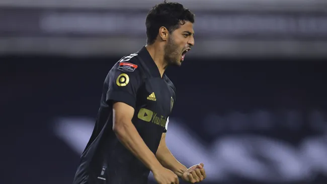 Carlos Vela festeja un gol con LAFC