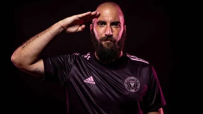 Gonzalo Higuaín presentándose con el Inter de Miami 