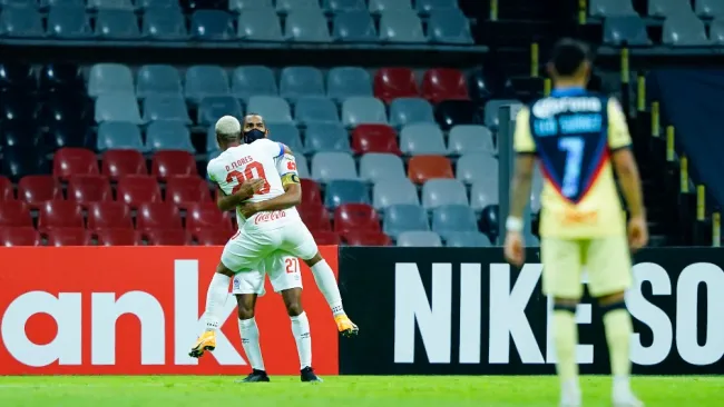 Jugadores de Olimpia celebran gol ante América