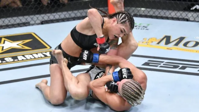 Tracy Cortez en acción ante Justin Kish