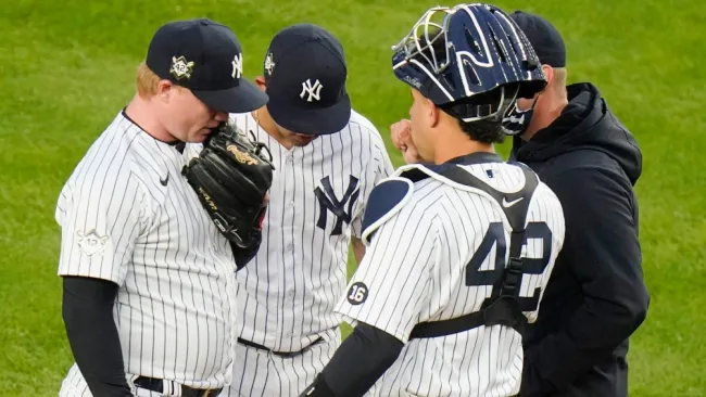 Jugadores de Yankees, reunidos en el montículo