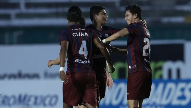 Jugadores de Atlante festejan una anotación
