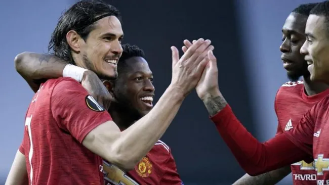 Cavani festeja con sus compañeros el primer gol